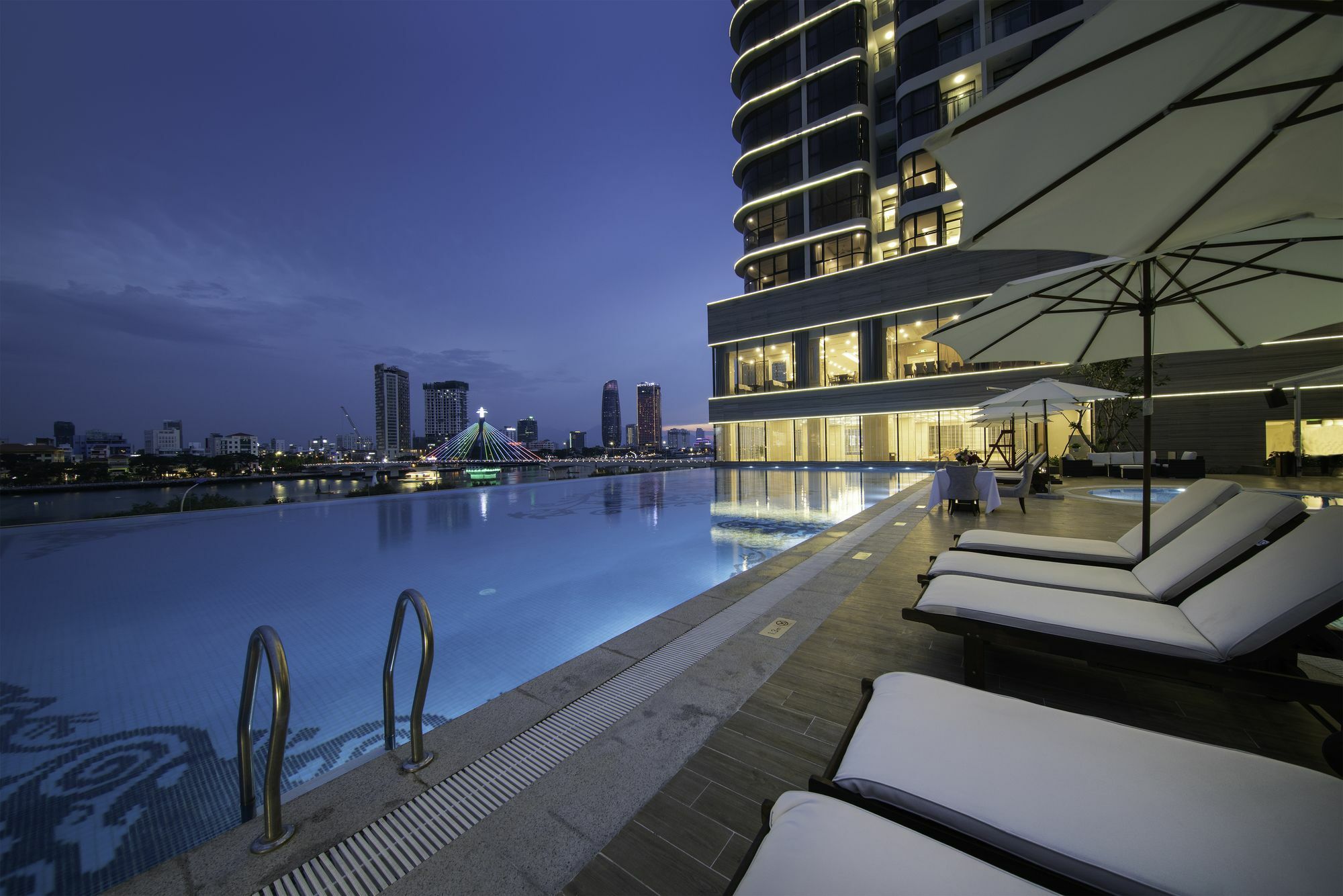 빈펄 콘도텔 리버프런트 다낭 외부 사진 The swimming pool at the hotel