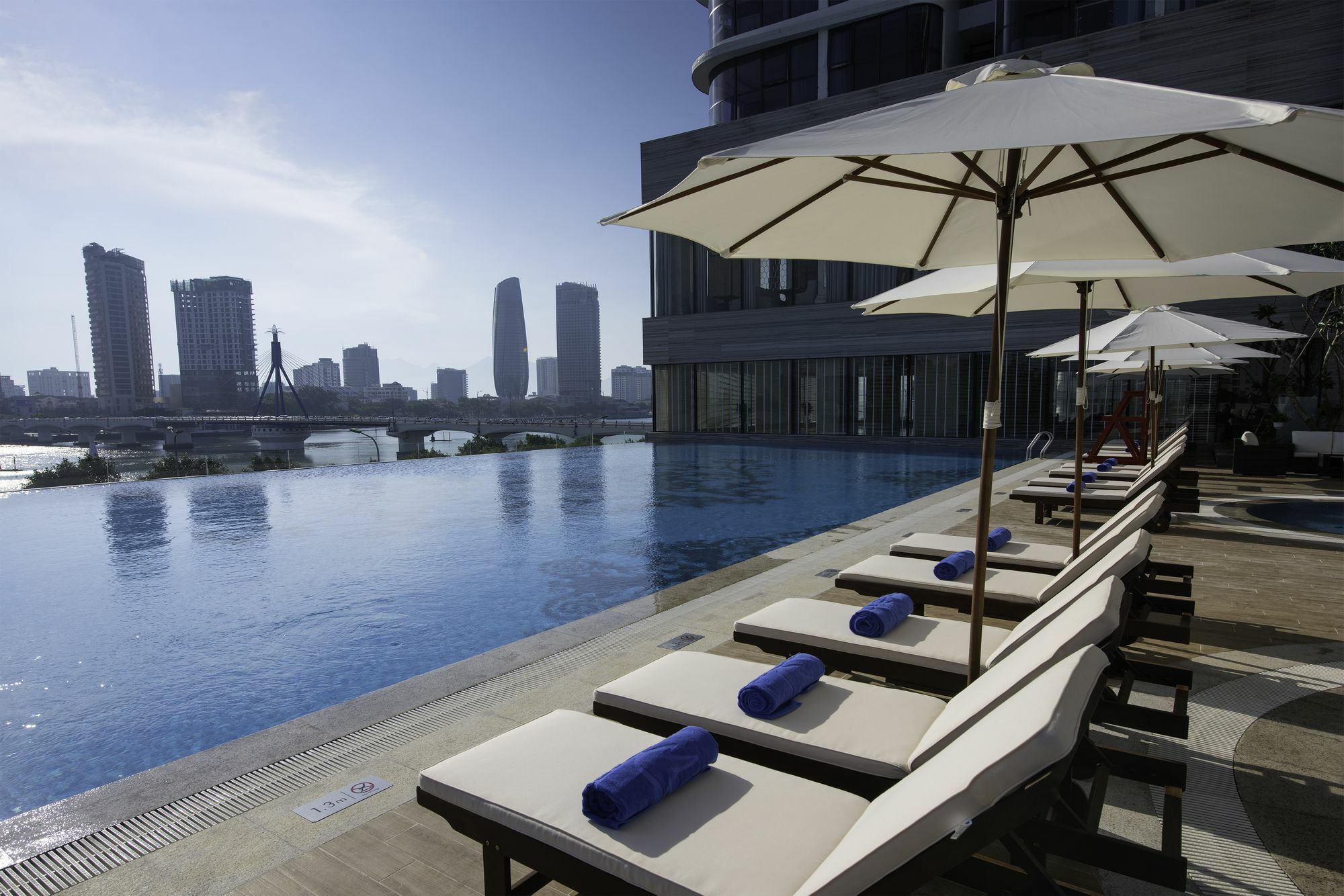 빈펄 콘도텔 리버프런트 다낭 외부 사진 The pool at the hotel
